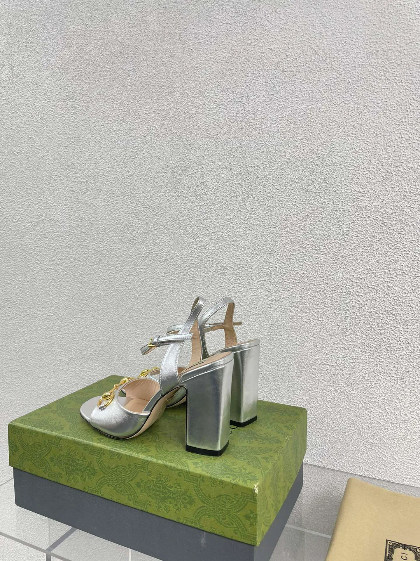 👟👟Ex-factory price 520👟👟 Classic Gucci sandals 💰 Popular 🔥 single product brown, upper made of lambskin, classic logo💪 Exquisite double G diamond buckle hardware, Italian imported genuine leather outsole💯 Sheepskin lining, feet, classic hardware buckle, original custom code number: 35 36 37 38 39 40 41 42 (order 40 41 42) with original packaging